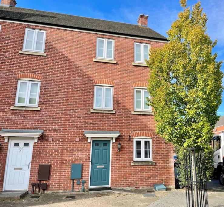 5 Bed House In Gloucester Hucclecote Dış mekan fotoğraf