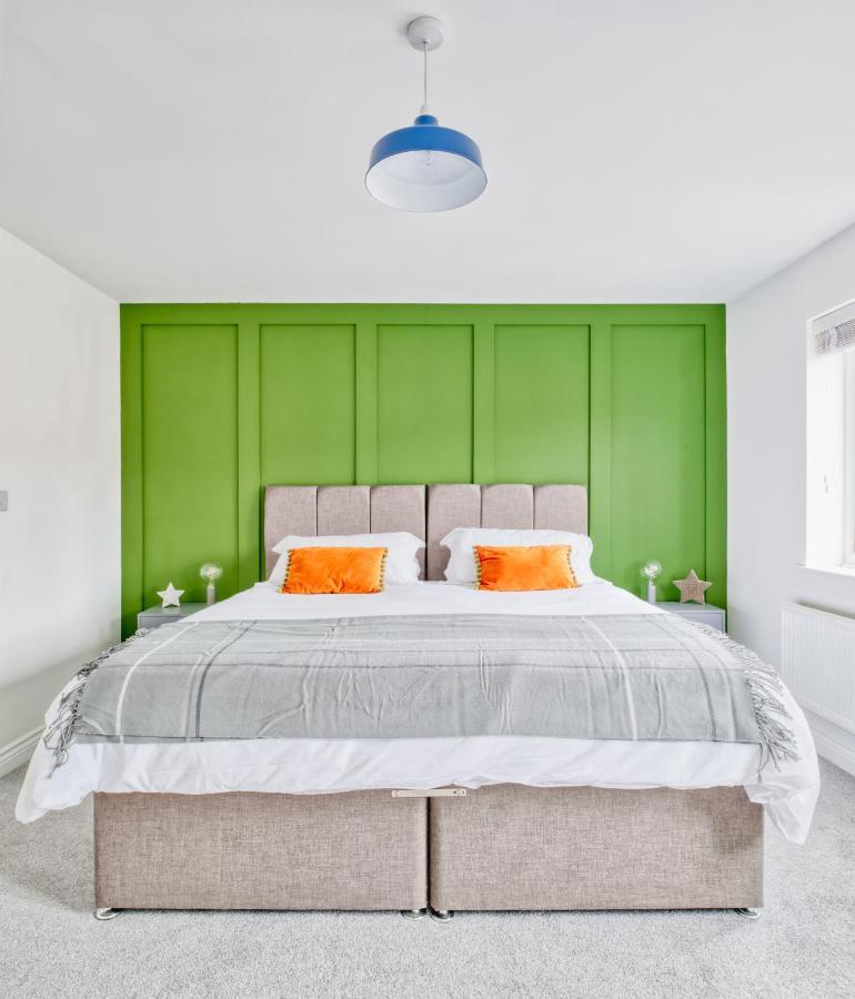 5 Bed House In Gloucester Hucclecote Dış mekan fotoğraf