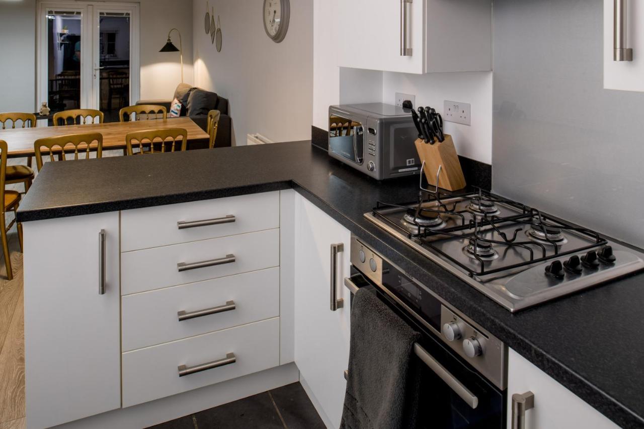 5 Bed House In Gloucester Hucclecote Dış mekan fotoğraf