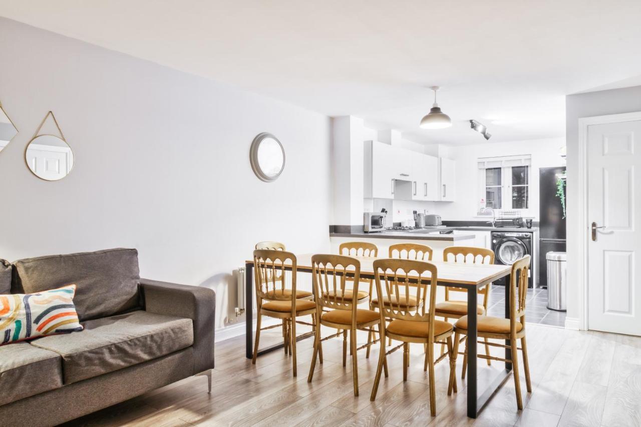 5 Bed House In Gloucester Hucclecote Dış mekan fotoğraf