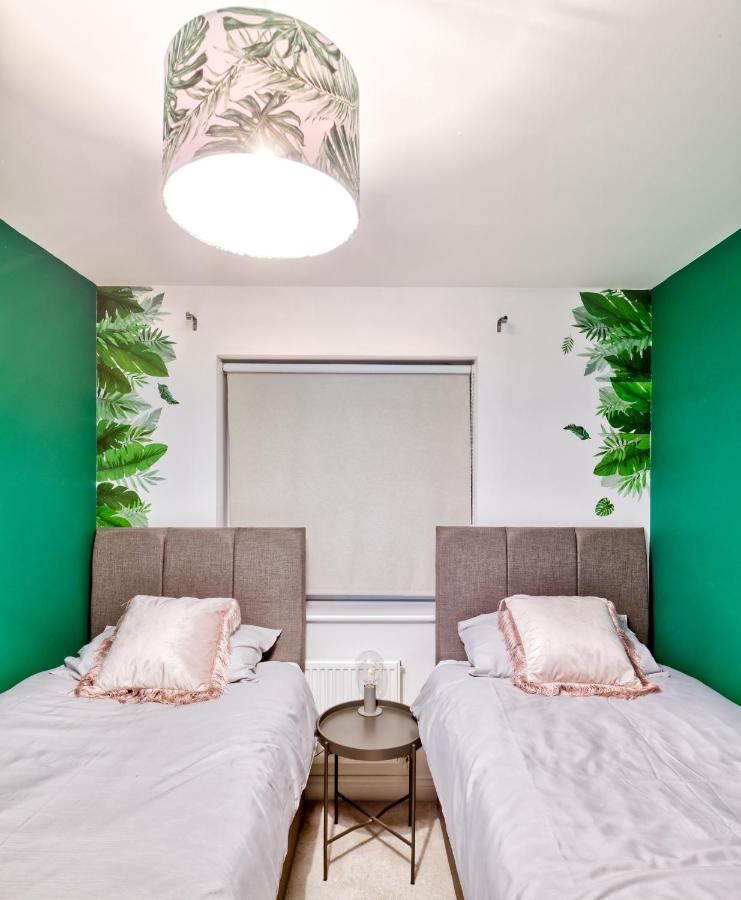 5 Bed House In Gloucester Hucclecote Dış mekan fotoğraf